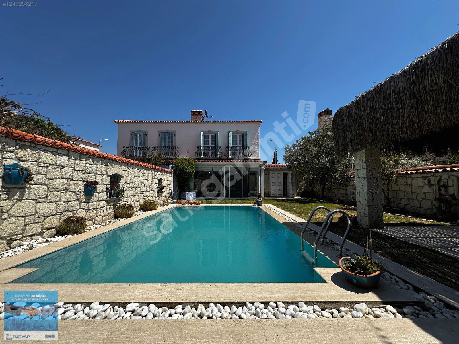 Turyap'tan Alaçatı Köy İçerisinde Masrafsız, Havuzlu, Taş Villa