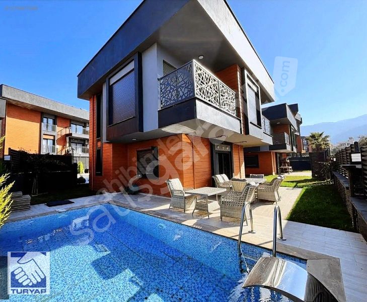 KUŞADASI'NDA ÇİFT HAVUZLU TAM MÜSTAKİL SATILIK VİLLA