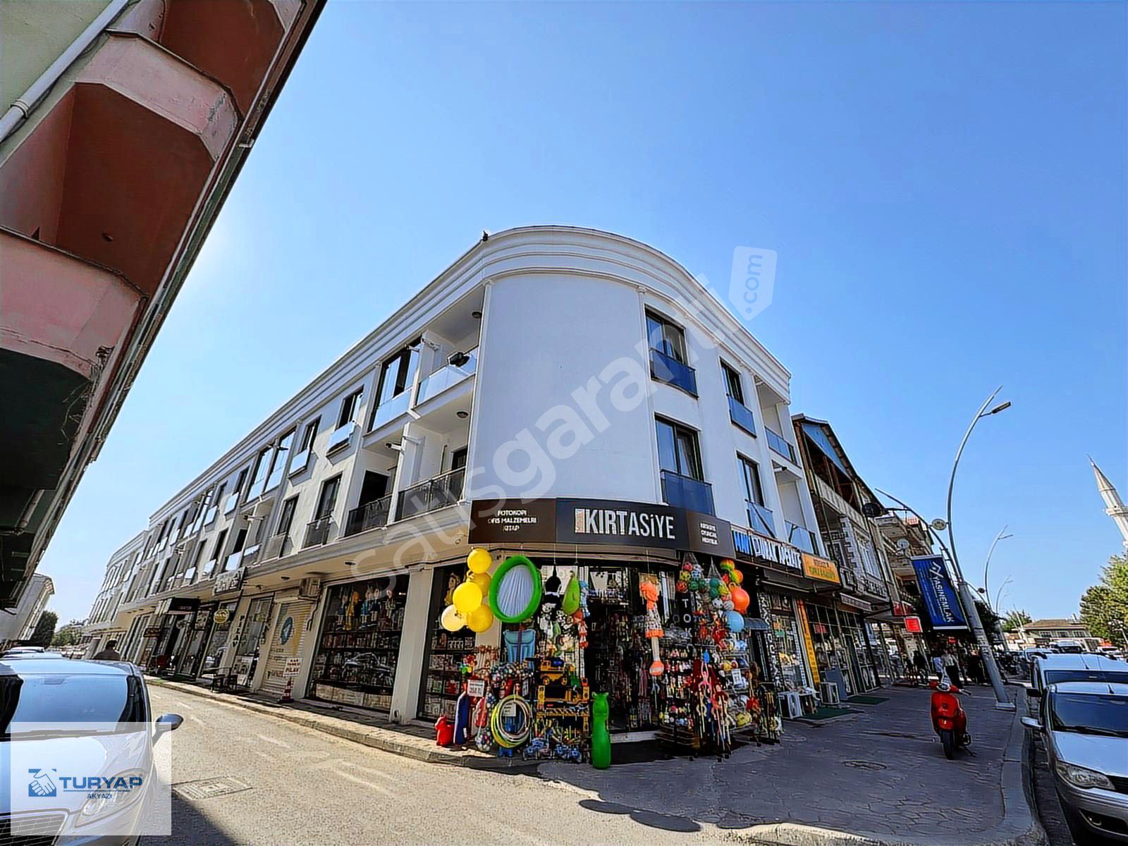 TURYAP AKYAZI'dan CADDE ÜZERİ LÜX KİRALIK EŞYALI 1+1 DAİRE