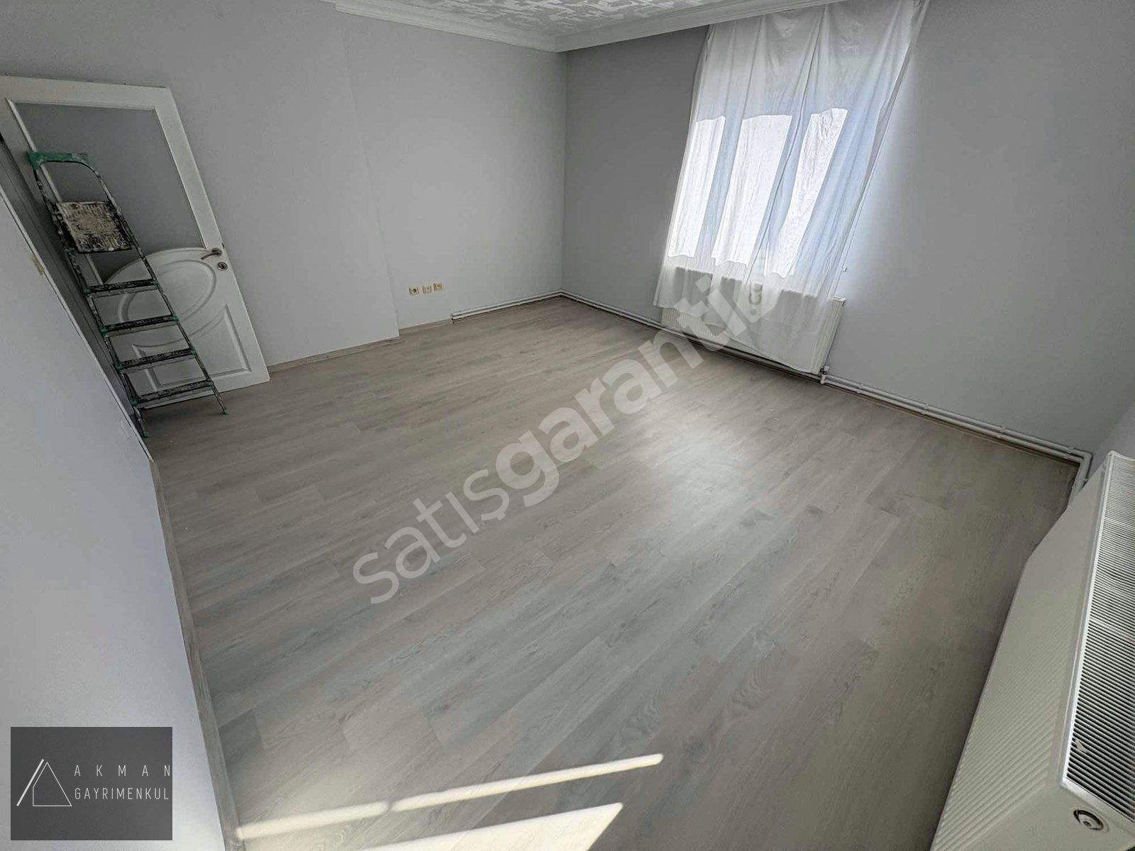 AKMAN/KÖRFEZ'de TRAMVAYA 200 m/MÜSTAKİL BİNADA/KİRALIK 3+1