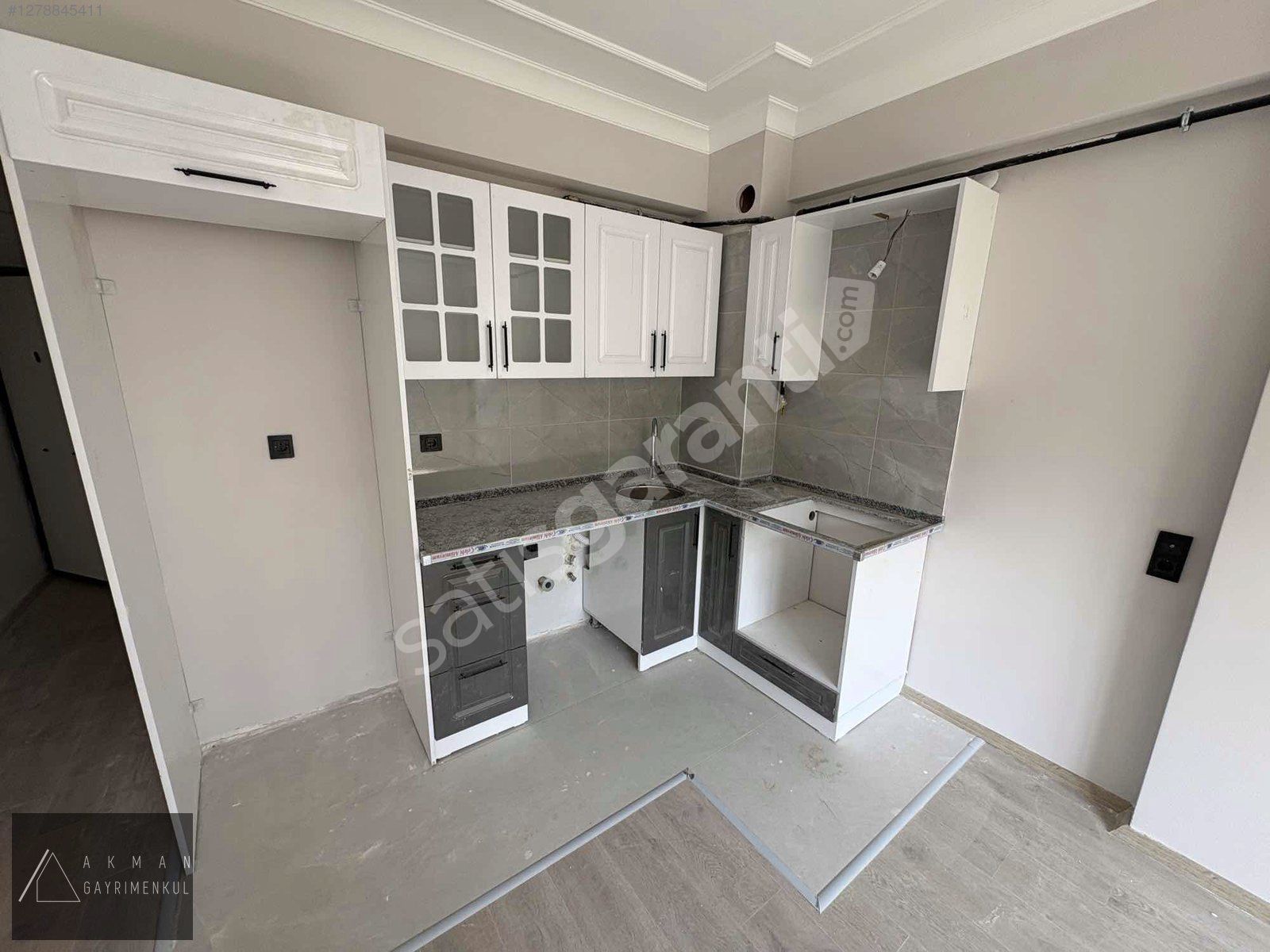 AKMAN'dan/TRAMVAYA 400M/EMSALLERİNDEN GENİŞ/ÖNÜ AÇIK 1+1 DAİRE