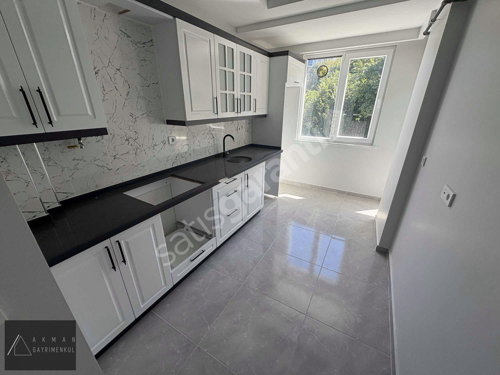 AKMAN/BORNOVA CAD.YAKINI/ULAŞIMA YAKIN/MUTFAK AYRI/SIFIR 2+1