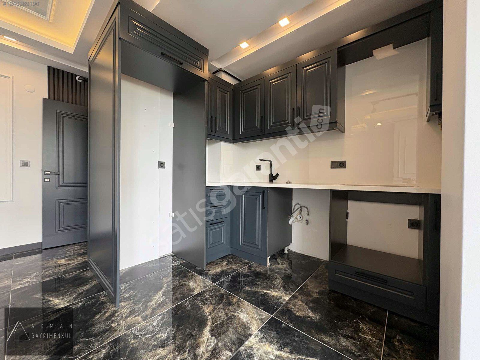 AKMAN'dan/SAHİLE 200M/TRAMVAYA CEPHE/ULTRA LÜKS 1+1 DAİRE