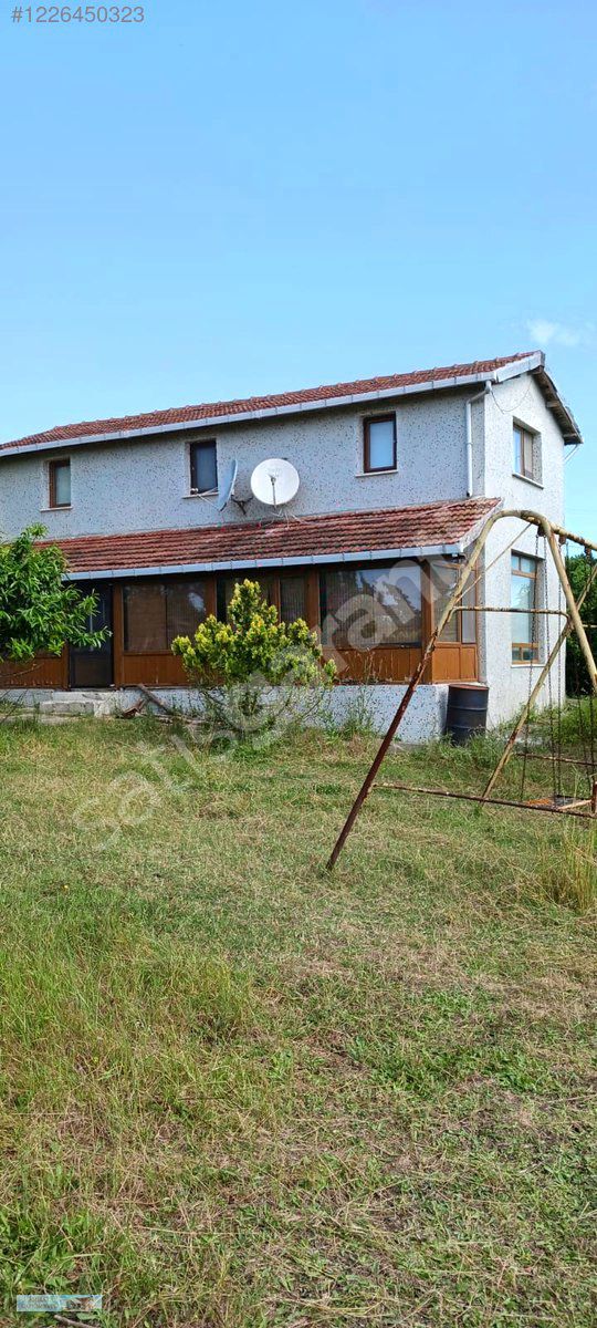 ÇATALCA ÖRCÜNLÜDE İÇİNDE MÜSTAKİL EVİ OLAN KÖY İÇİ SATILIK ARSA