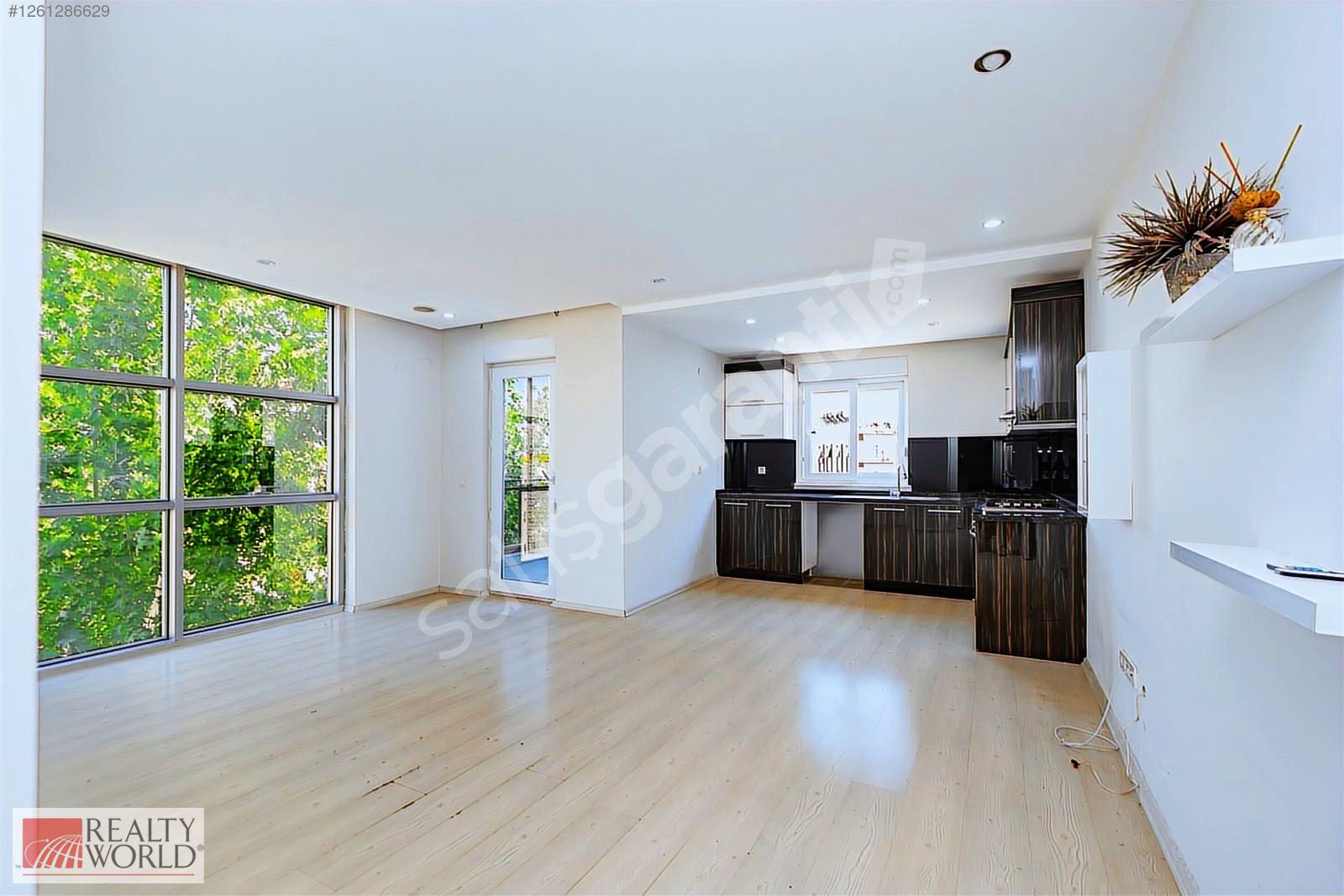 KONYAALTI HURMADA KATTA EBEVEYN BANYOLU GENİŞ SATILIK 2+1 DAİRE