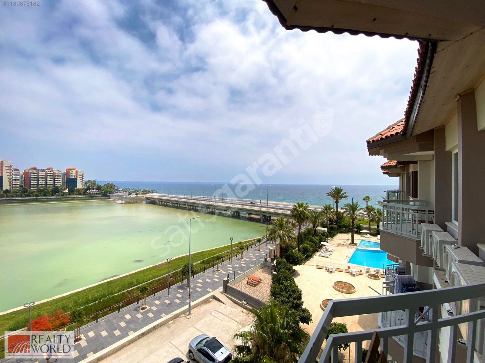 KONYAALTIN'DA DENİZ MANZARALI HAVUZLU SİTEDE 1+1 KİRALIK DAİRE