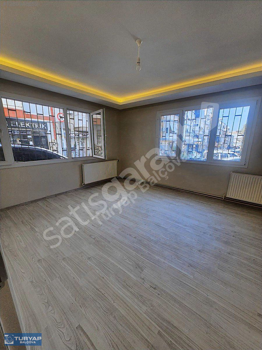 BALÇOVA POSTANE SOKAĞINDA 2+1 İÇİ YENİLENMİŞ DAİRE