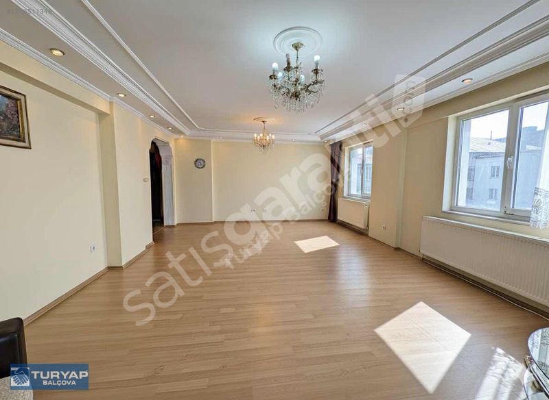 Narlıdere'de Deniz Manzaralı Asansörlü Arakat Satılık 3+1Daire