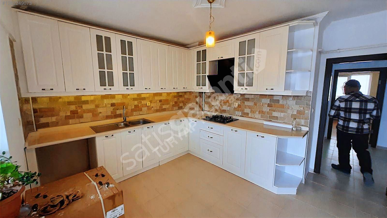 HASTANE VE METRO KARSISINDA KOMPLE YAPILI KIRALIK ASANSORLU 3+1