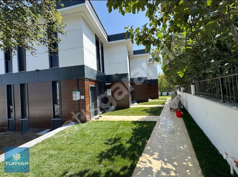 BAHÇEŞEHİR 2. KISIM BAHÇELİ KÖŞE SATILIK 3 KATLI MÜSTAKİL VİLLA