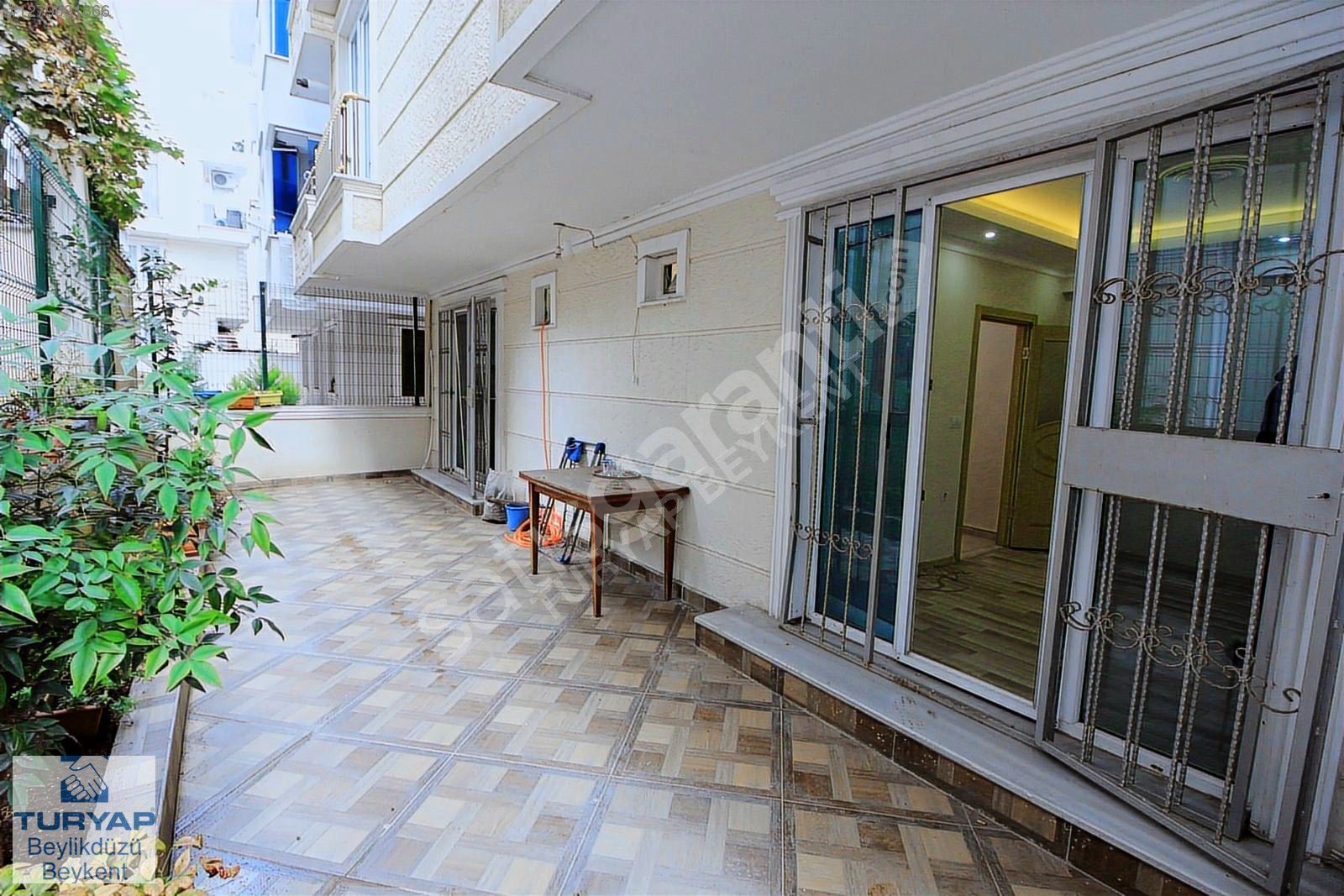 TURYAP'TAN METROBÜSE YÜRÜME MÜKEMMEL GİRİŞ KAT BAHÇELİ 1+1 DAİRE