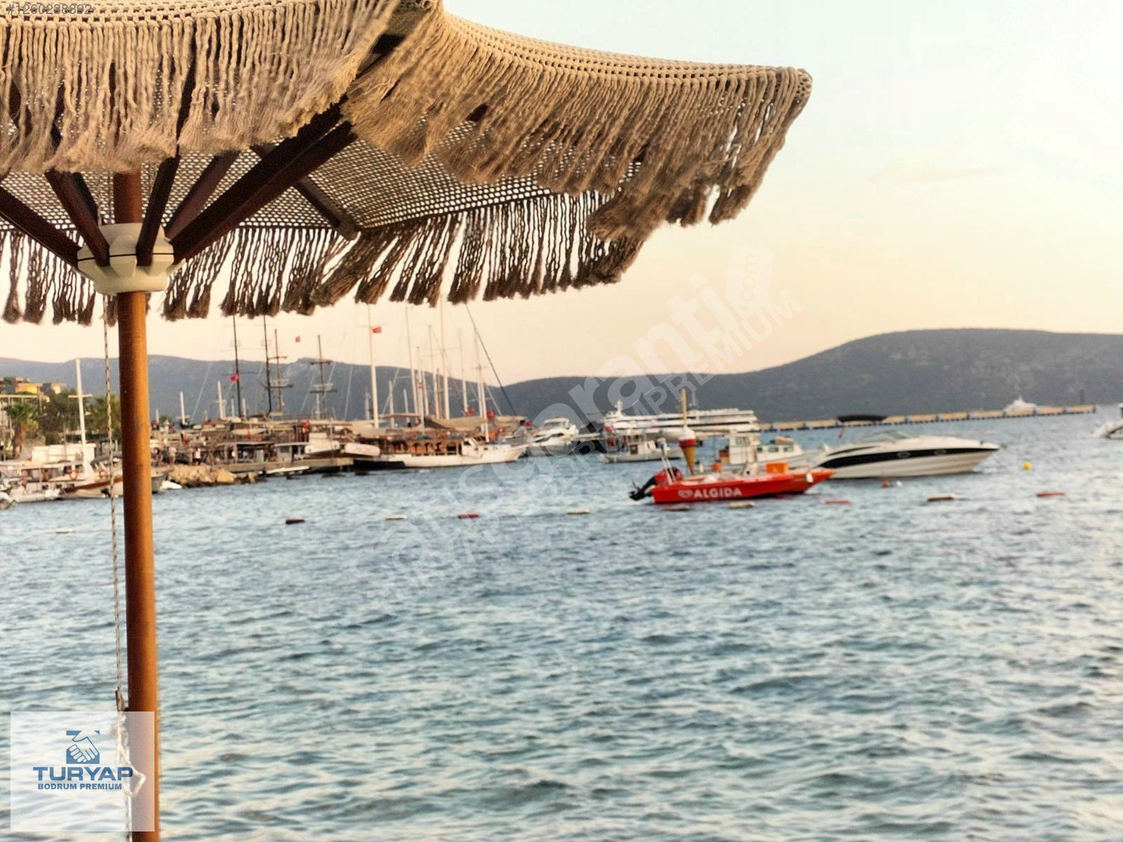 Bodrum Merkez Çarşıda Denize Sıfır Yalı ve Dükkanı