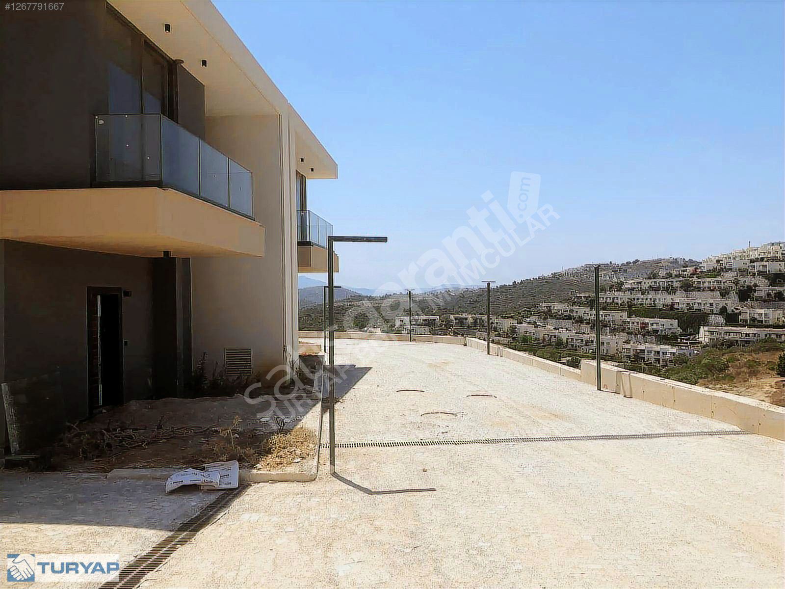 BOĞAZİÇİ/ADABÜKÜN'DE YENİ SİTEDE HAVUZLU SATILIK VİLLA