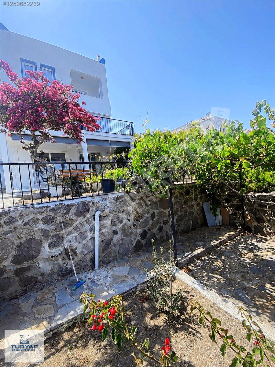 DENİZE "0", 3 BAHÇESİ OLAN, BAĞIMSIZ 2 FARKLI BÖLÜM FIRSAT VİLLA