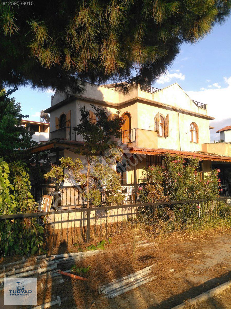 Dikilide Denize Yürüme Mesafesinde, Geniş Bahçeli İkiz Villa