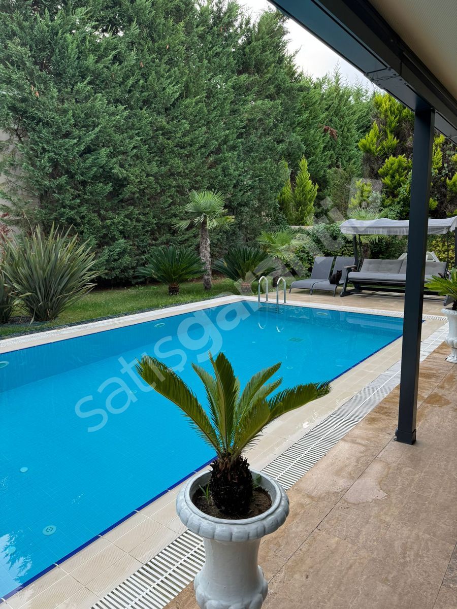 USKUMRUKÖY HAVUZLU SİTE İÇERİSİNDE SATILIK VİLLA