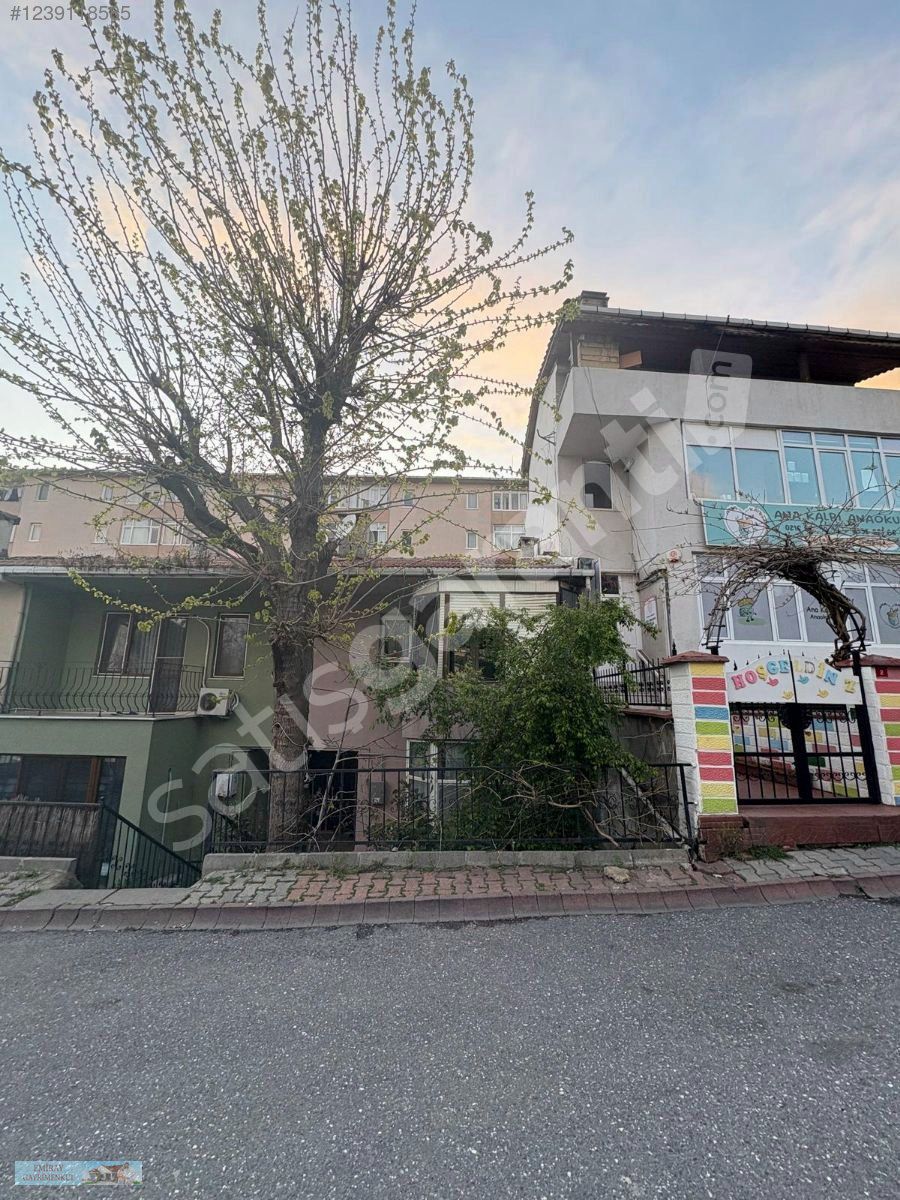 BURÇ CADDESİNE KOMŞU SATILIK ARKA ve ÖN BAHÇELİ MÜSTAKİL