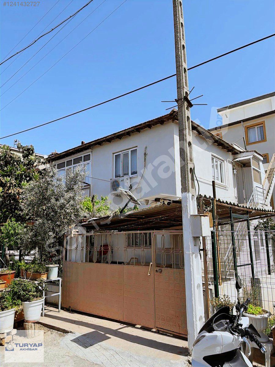 HAVUZLU KAHVELERE YAKIN KONUMDA 2 ADET GENİŞ 2+1 DAİRE ve ARSASI