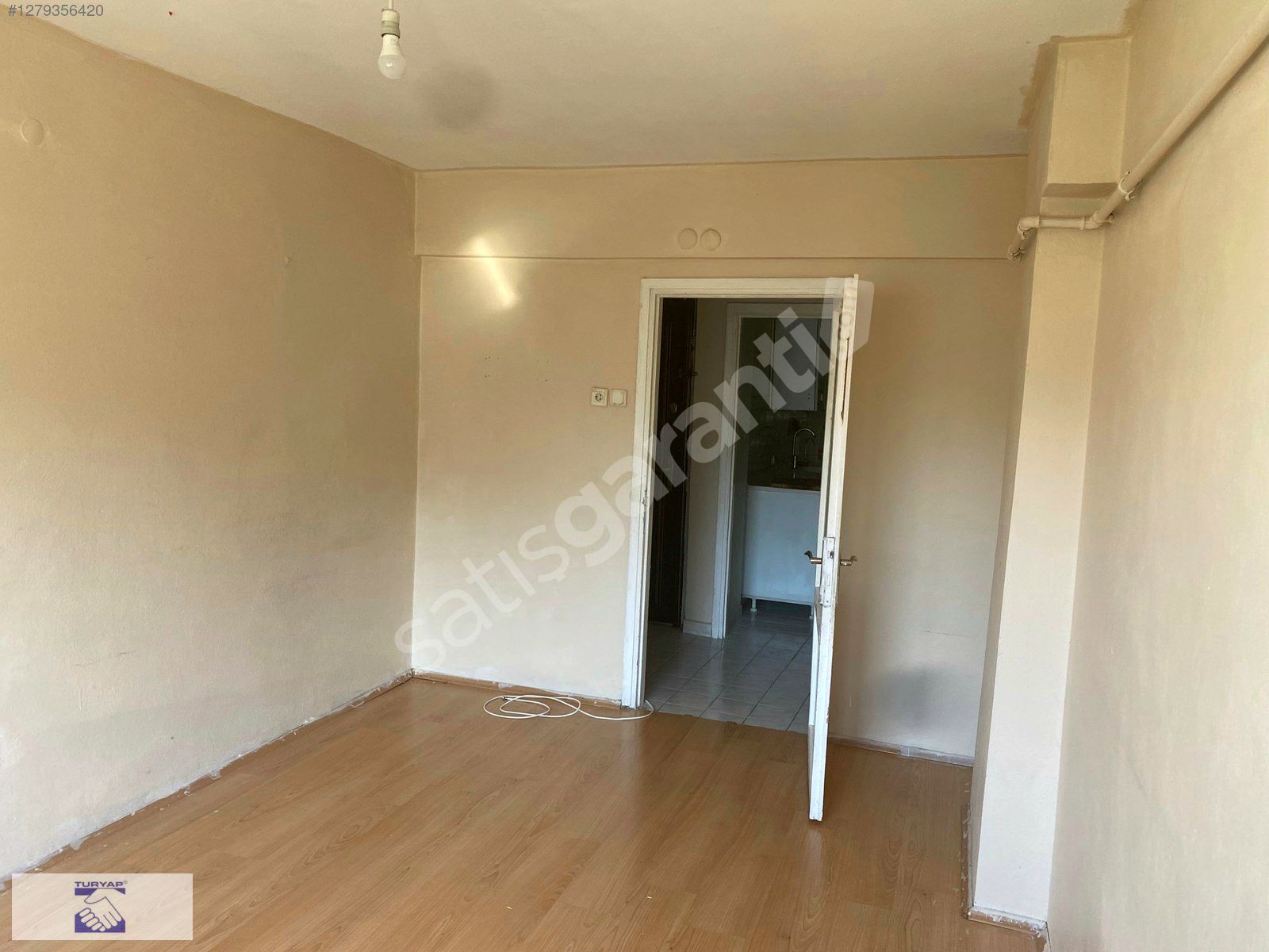 ÜSKÜDAR-ZEYNEPKAMİL'DE 65 m2. (2+1) ARA KAT DAİRE