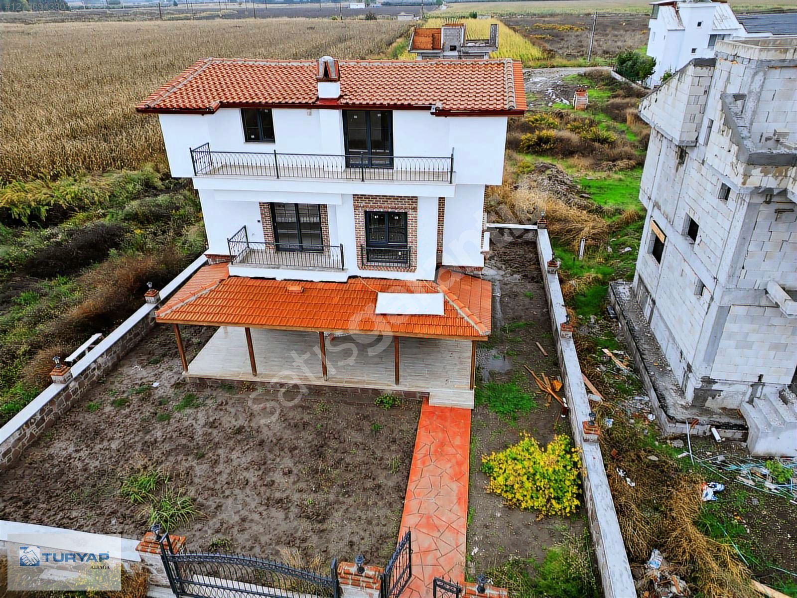 DİKİLİDE SATILIK MÜSTAKİL VİLLA