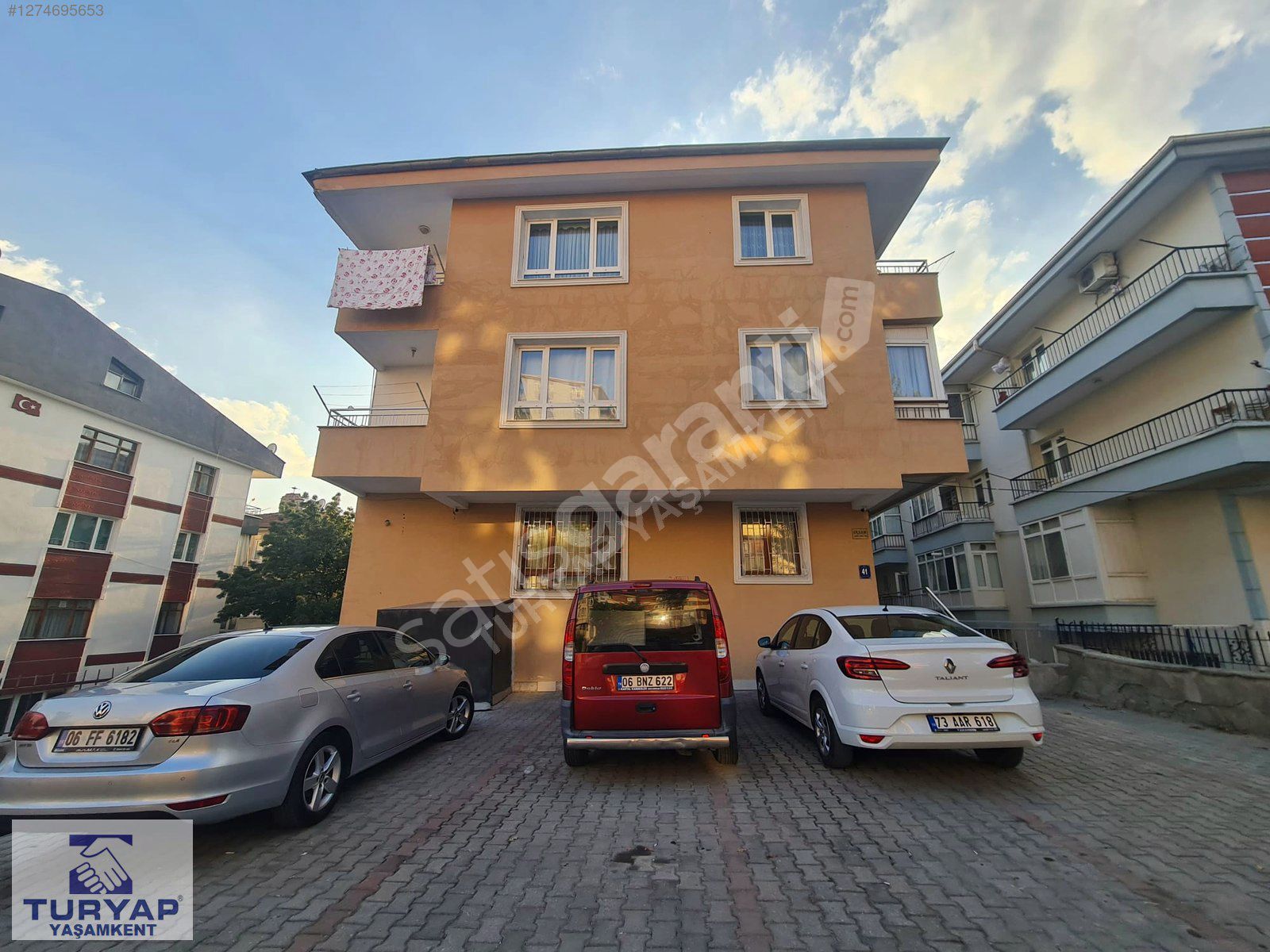 İncirli 'de Yunus Emre Caddesi Yakını Eşyalı, Ara Kat 3+1