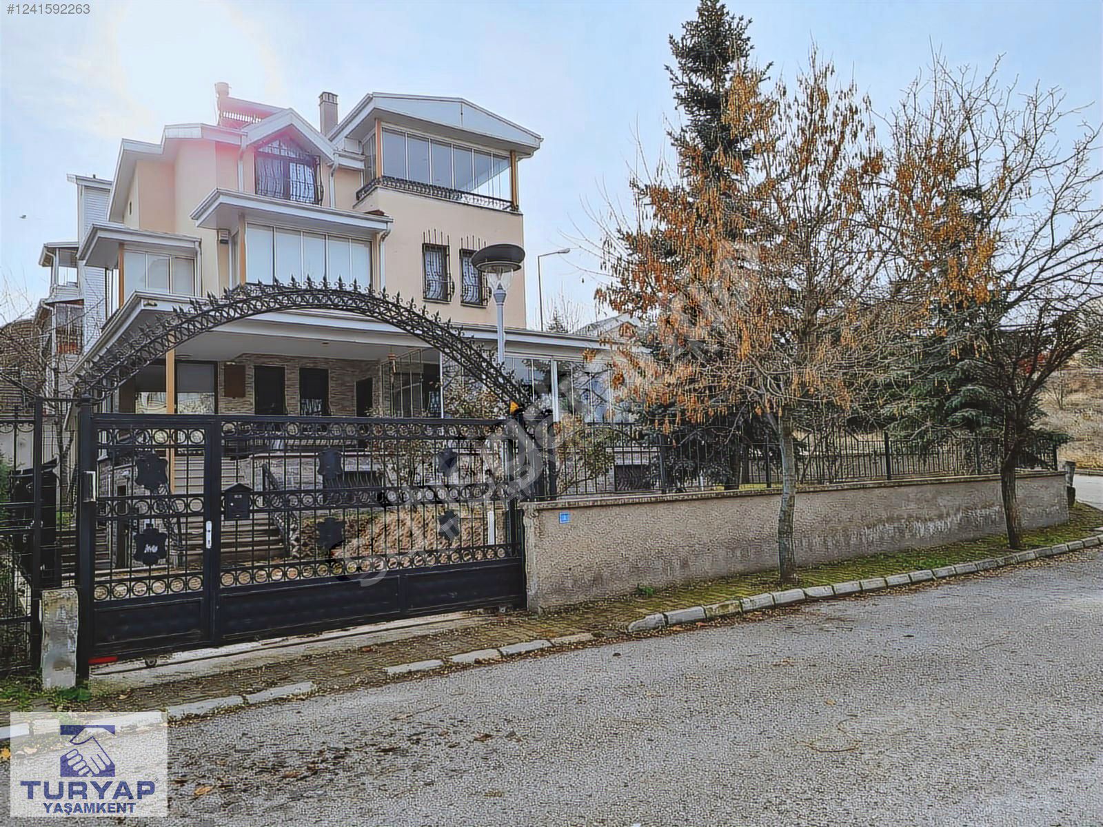 Eymir Villalarında, Köşe Konumlu, Geniş Bahçeli 6+2 Villa