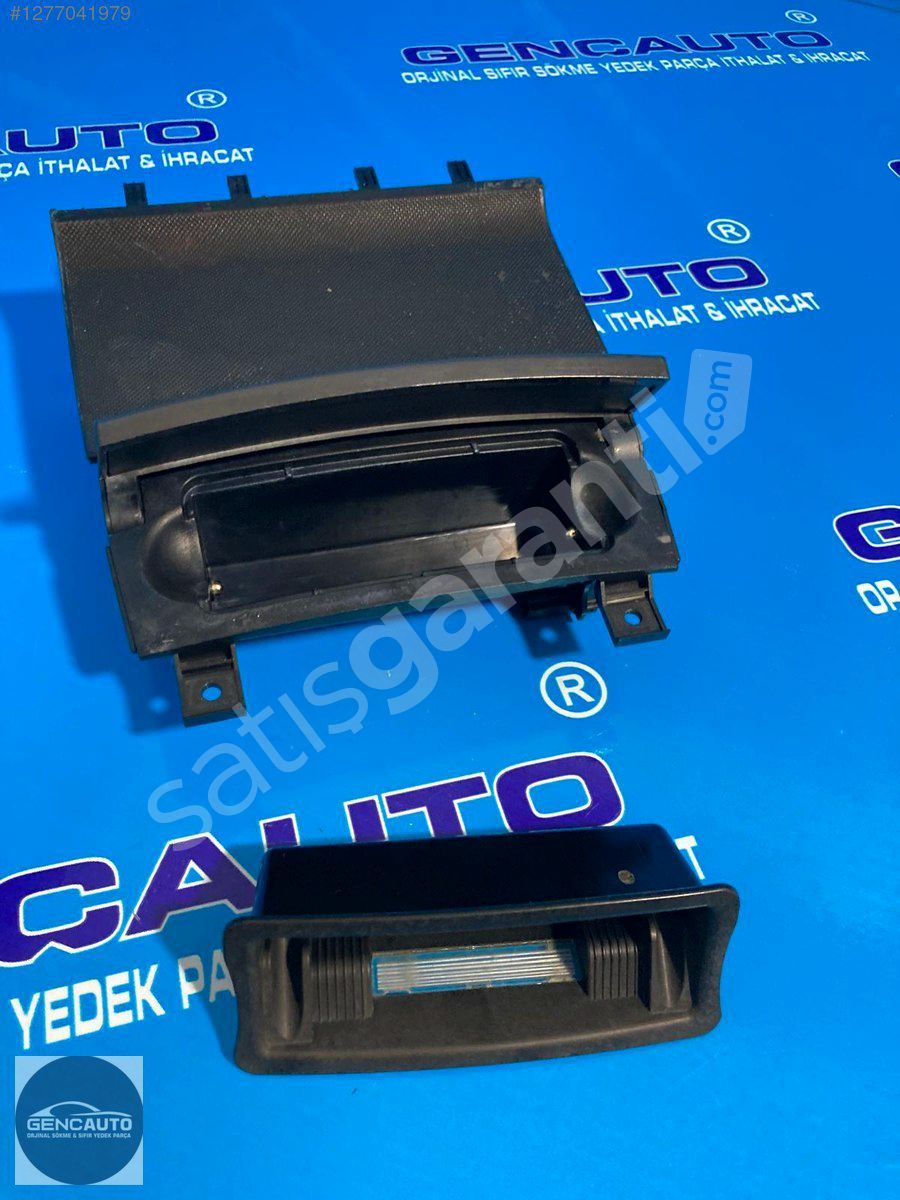 AUDİ A3 SPORTBACK ORTA KONSOL ÖN KÜLLÜK SÖKME ORJ 8P0857951