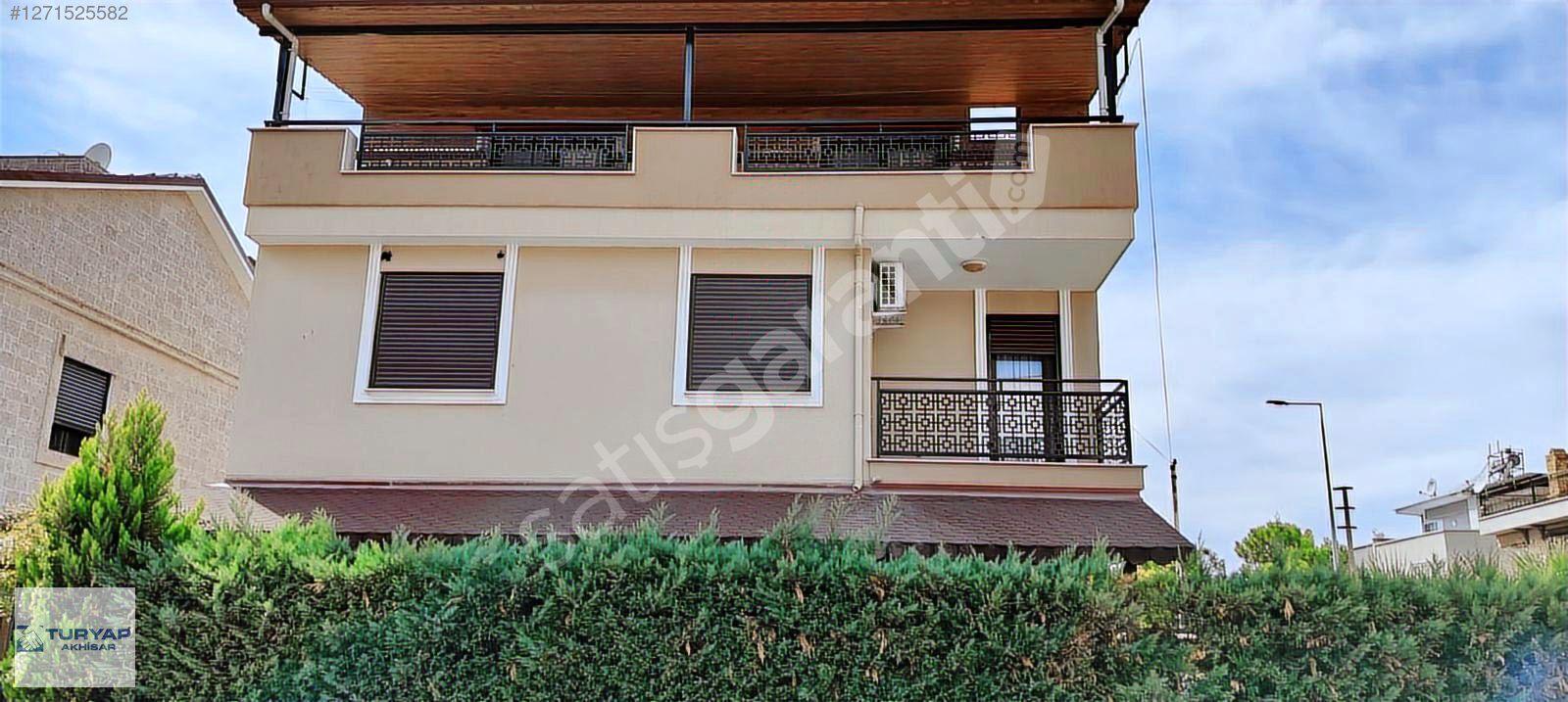 Dikili merkezde mükemmel konumda ikiz triplex..