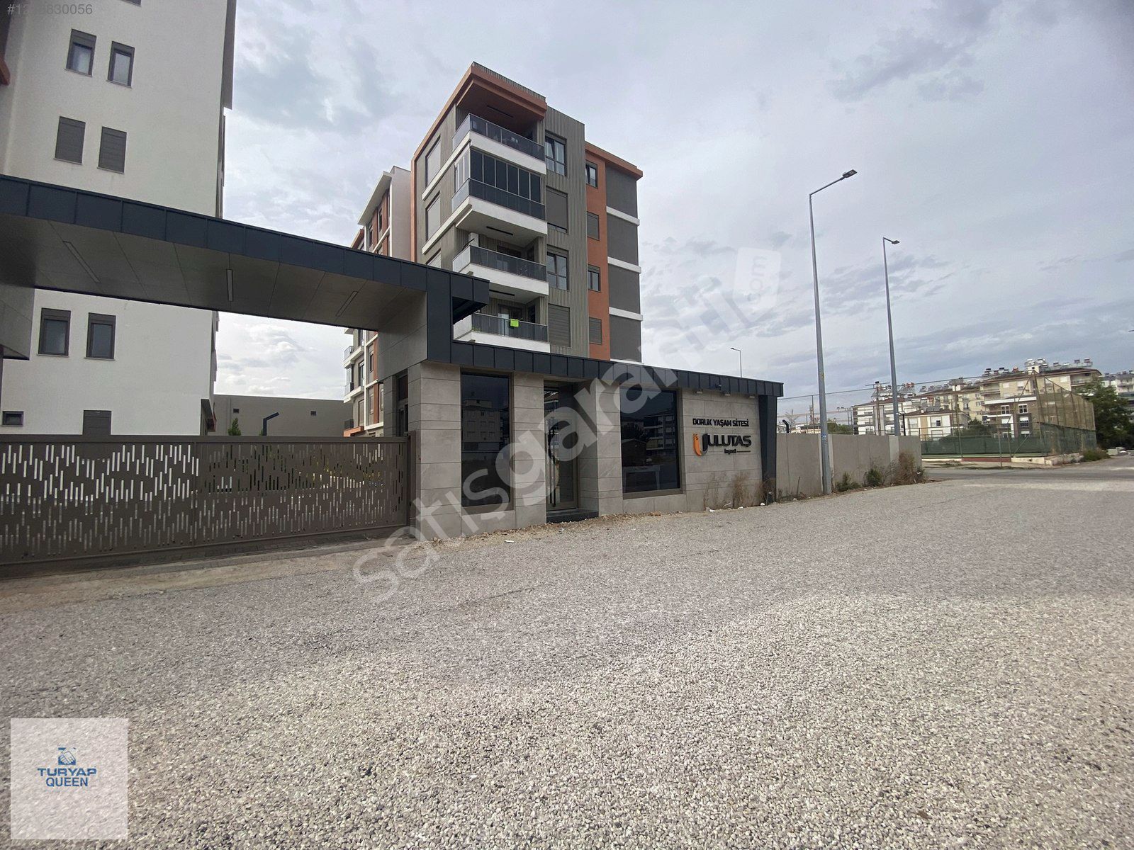 ANTALYA KEPEZ AYDOĞMUŞ'TA HAVUZLU SİTE İÇERİSİNDE A.MUTFAKLI 2+1