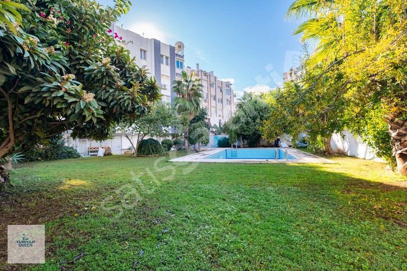 Şehrin merkezinde mimari tasarımlı geniş 1+1 daire...