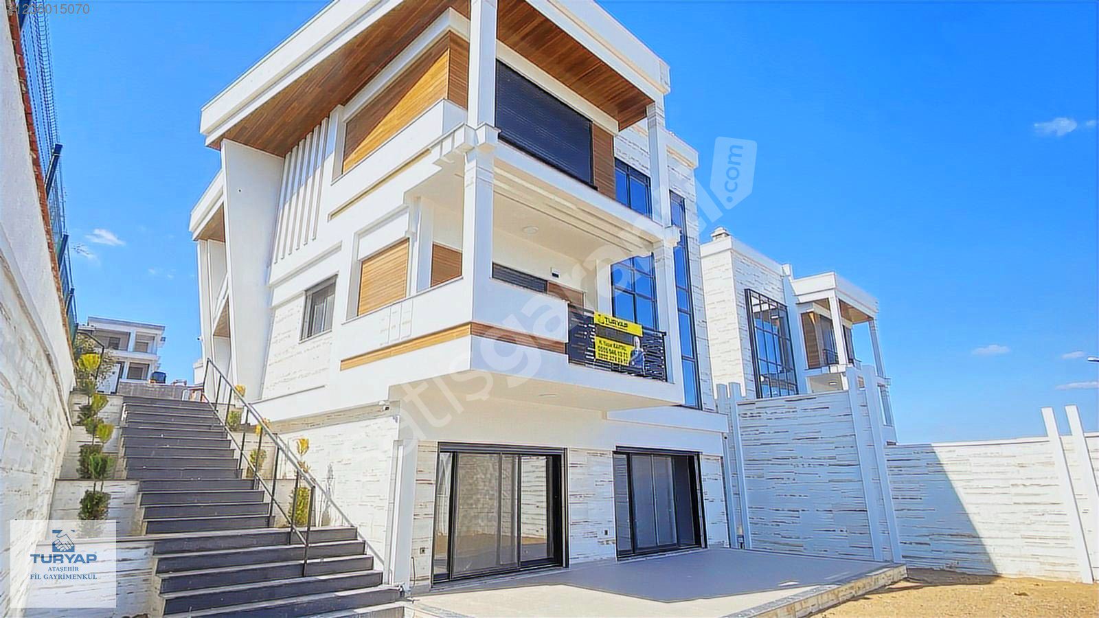 Villakent'te Satılık Müstakil 340 m2 Tribleks Villa