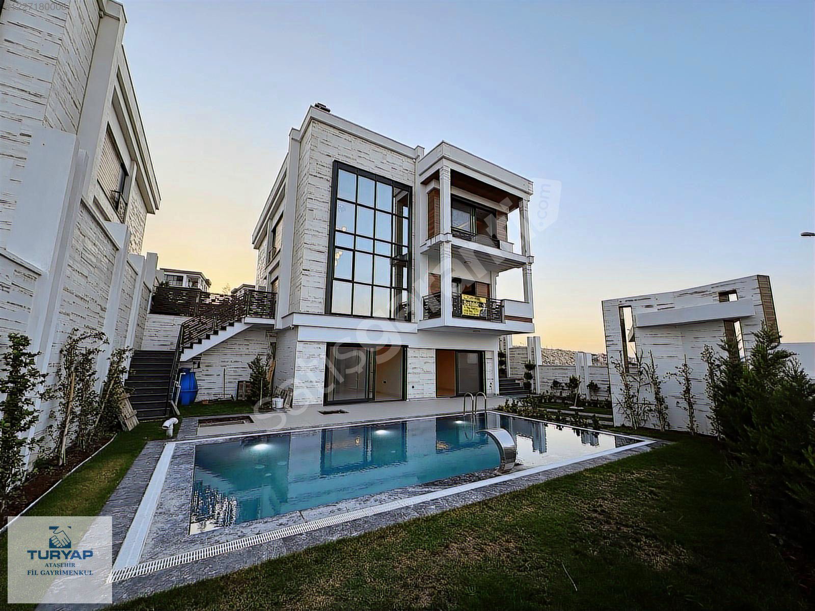 Villakent te Satılık 340 m2 Havuzlu Tribleks Villa