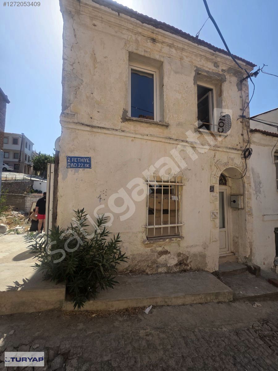 Ayvalık Sakarya Mahallesi Çift Tapulu 124 m2 Müstakil Ev ve Arsa