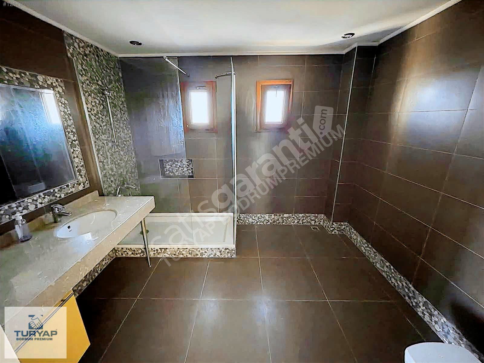 Türkbükünde Deniz Ayaklarının Altında