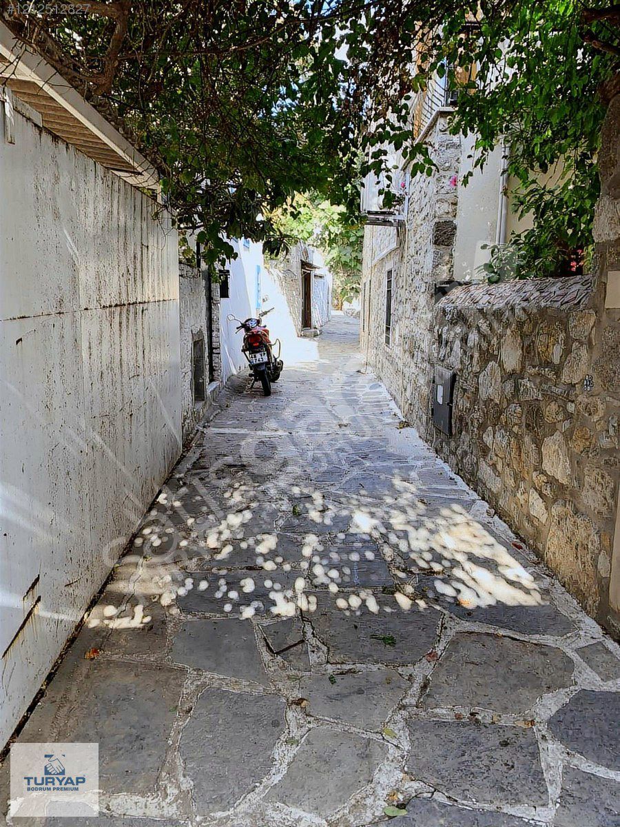 BODRUM TÜRKKUYUSU MAHALLESİ SATILIK TAŞ EV VE ARSASI