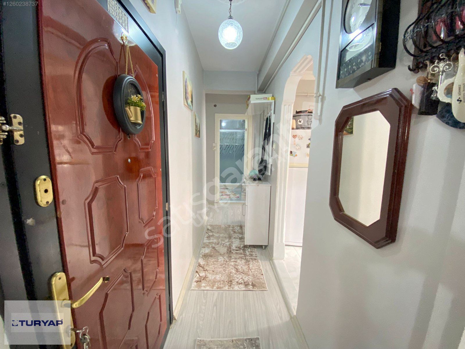 İzmir Merkezi Konumunda Üçyol Metro Yakını Ara Kat Daire