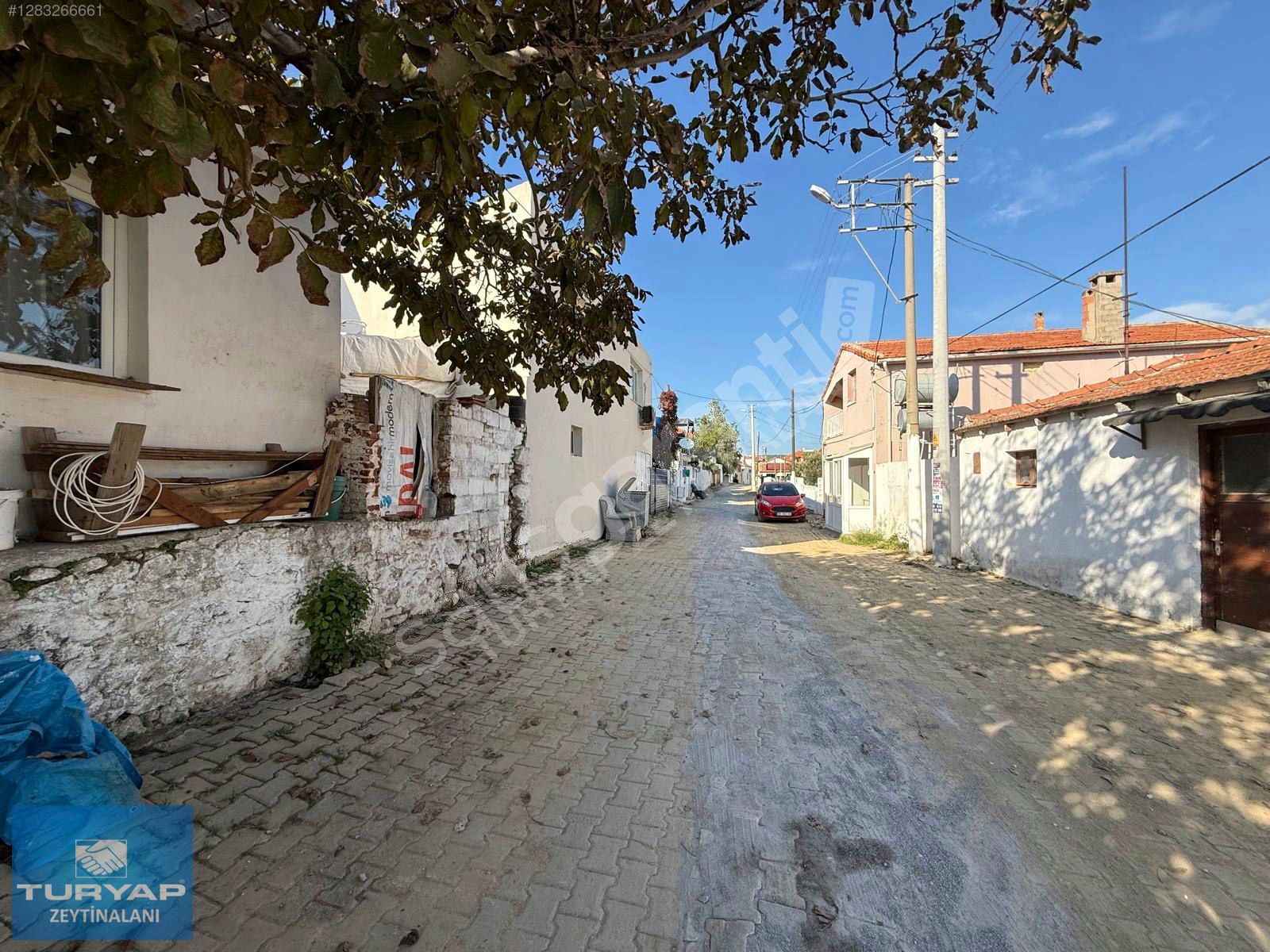 URLA BADEMLER DE SATILIK KÖY EVİ