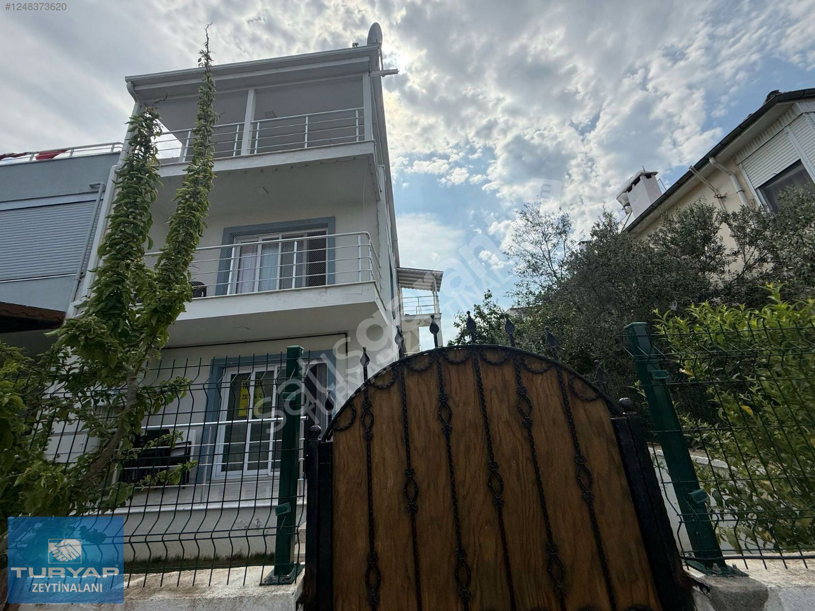 Urla İskele'de Merkezi Konumda 3 Katlı Yatırımlık Bina