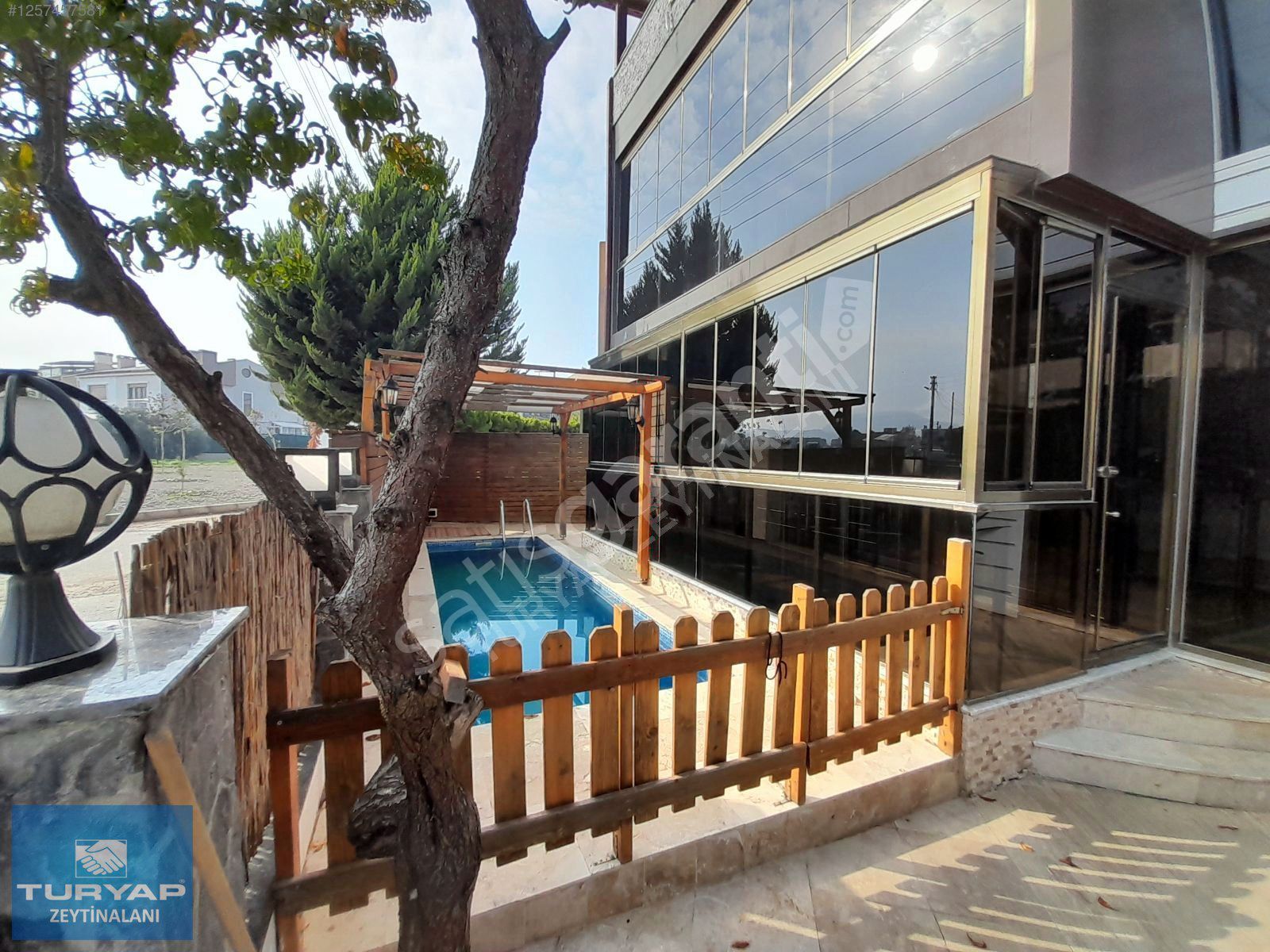 Urla Zeytinalanında Satılık Havuzlu Villa