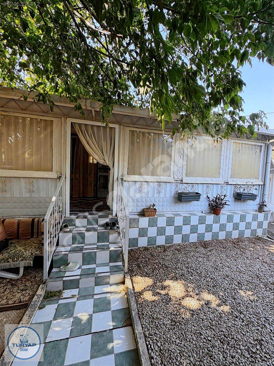 Denize Çok Yakın 2+1 Verandalı Bahçeli Ev