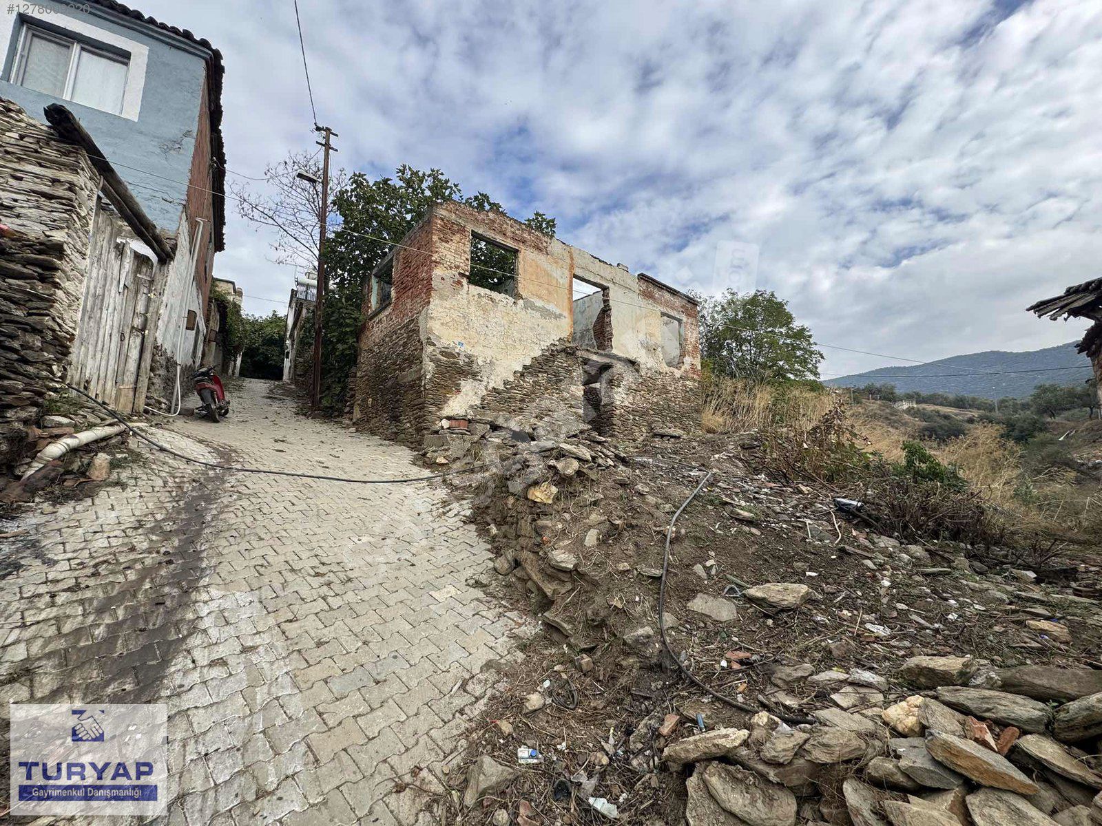 Bayındır Pınarlı Köyünde Satılık Taş Ev Arsa Doğayla İç İçe