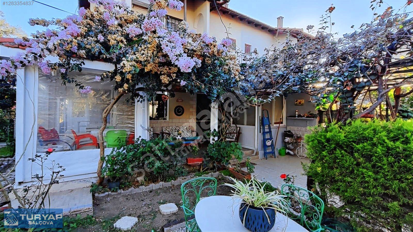 Seferihisar Atatürk mahallesinde 3+1 geniş bahçeli dubleks villa