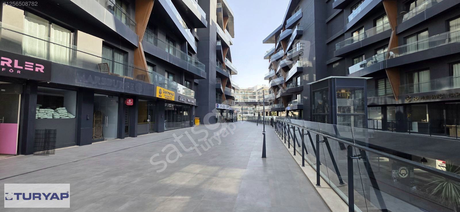 Bornova Avcılar Effect Çarşısında Ön Cepheli Satılık Dükkan