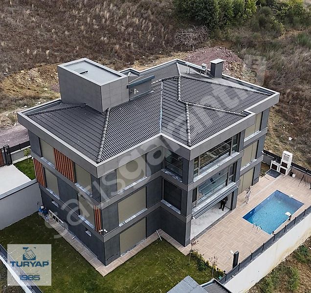 YALOVA KADIKÖY'DE DENİZ VE DOĞA MANZARALI HAVUZLU SATILIK VİLLA
