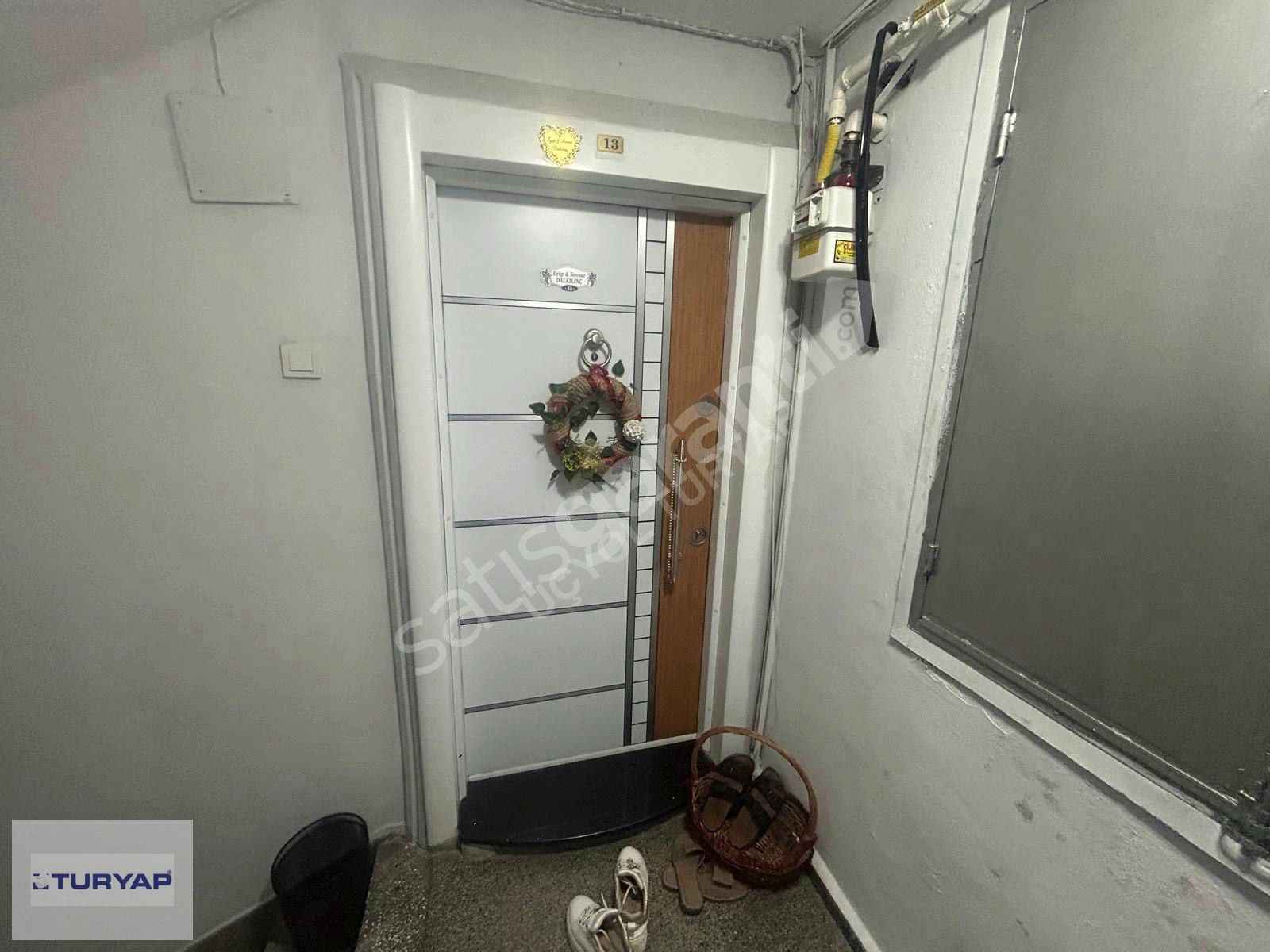 İzmir Bahçelievler Metro çıkışında bakımlı daire