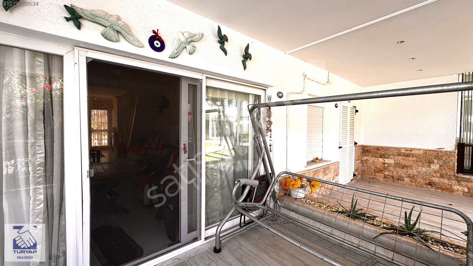 Urla İskele'de Denize 100 Metre Kiralık Eşyalı