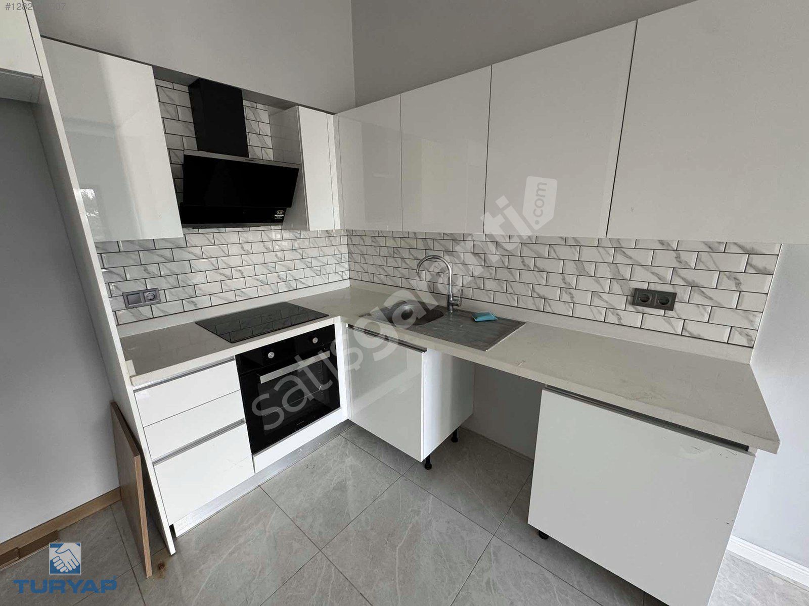 TORBALI DA HAVUZLU GÜVENLİKLİ SİTEDE SATILIK BAHÇELİ 1+1 DAİRE