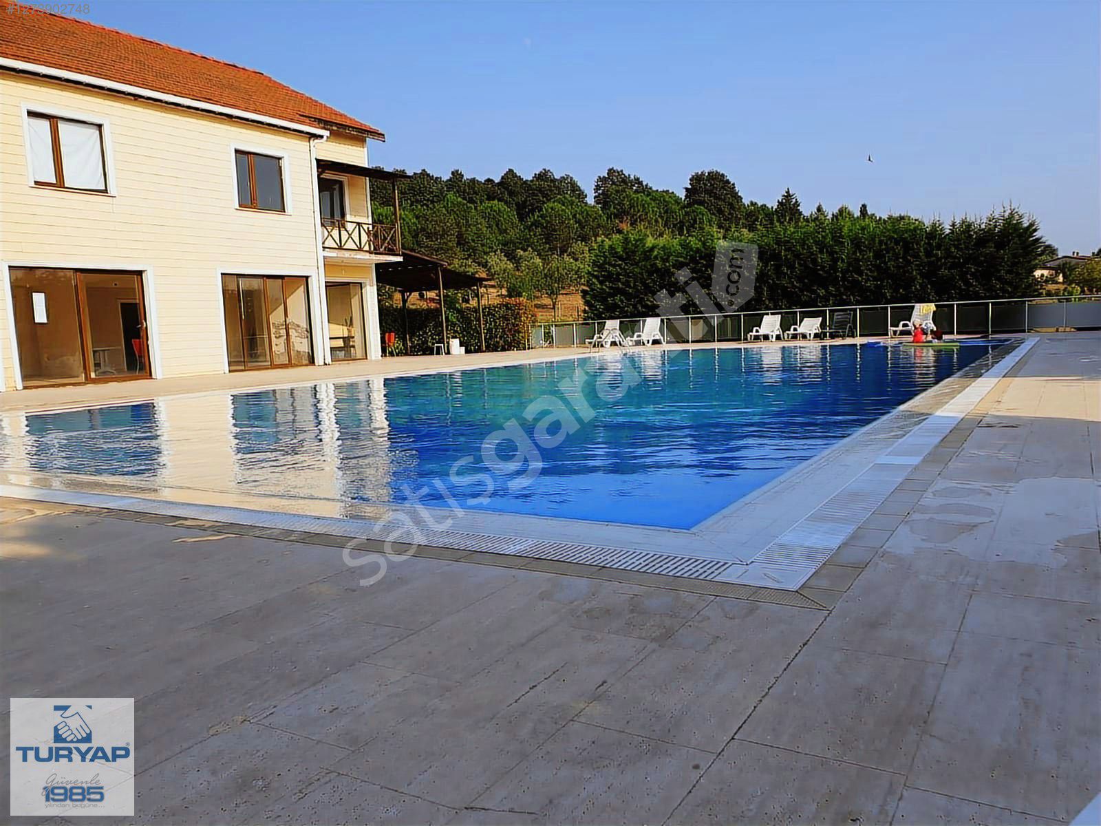 Çiftlikköy Kabaklıda Havuzlu Site İçinde Eşyal Kiralık 4+1 Villa