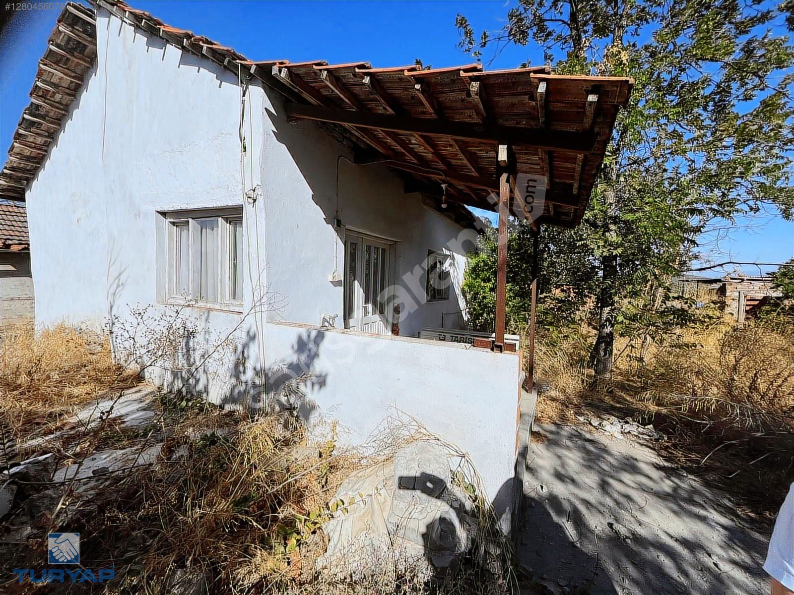 ARSLANLAR KÖY MERKEZİNDE SATILIK KÖY EVİ VE ARSASI