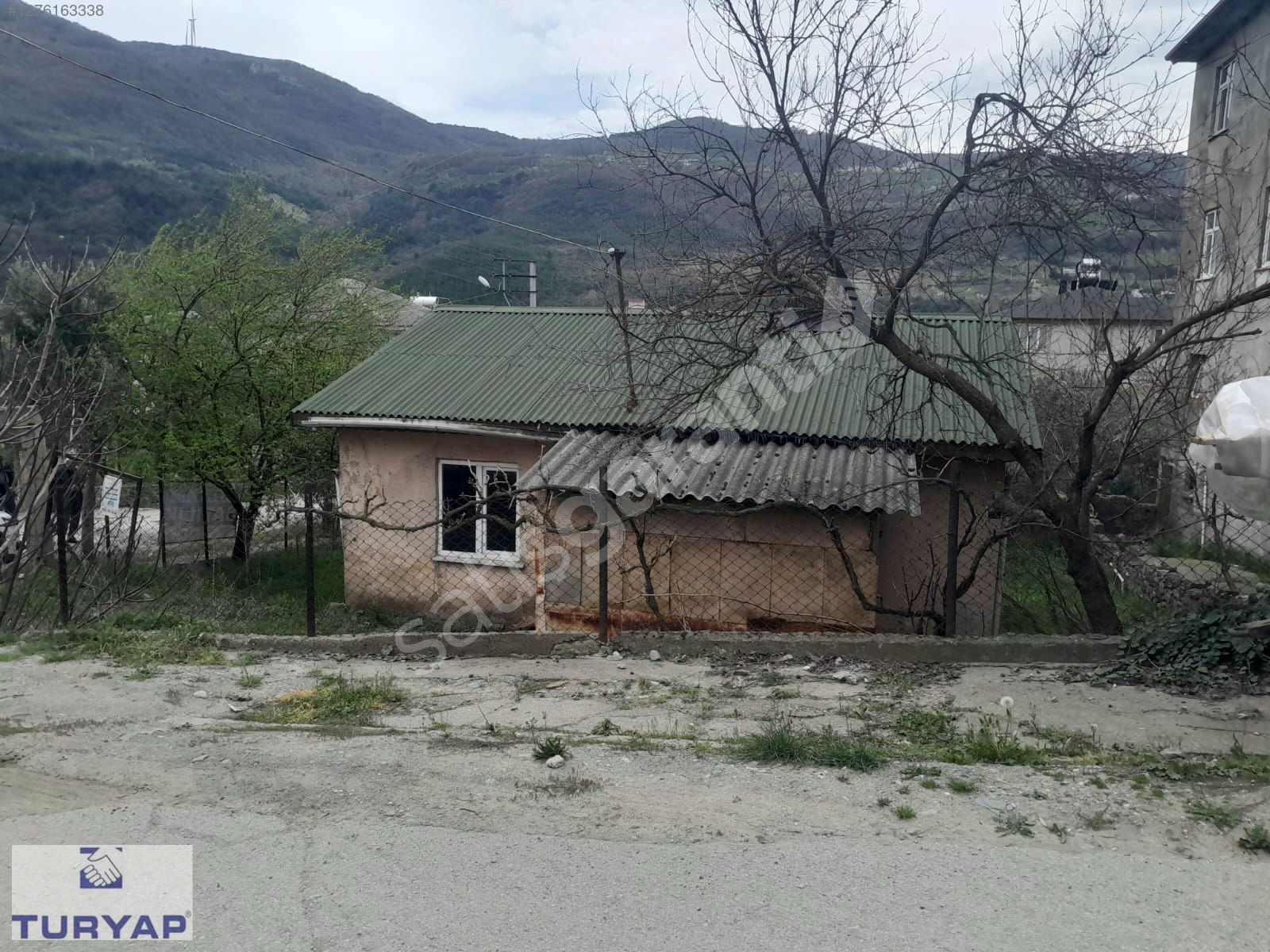 GEYVE BAĞLARBAŞI'NDA SATILIK KÖY EVİ VE ARSASI